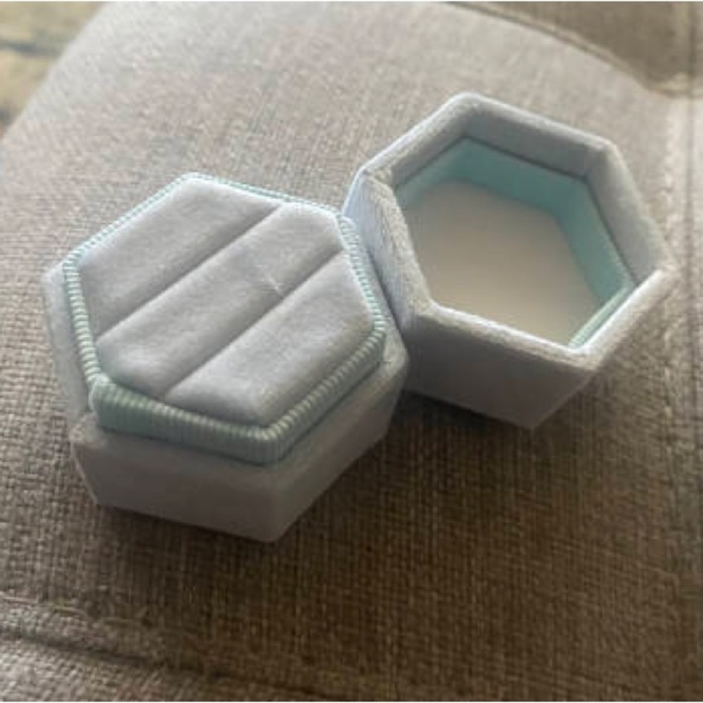 NWT INDIVIDUALLY BOXED DOUBLE RING VELVET BOX